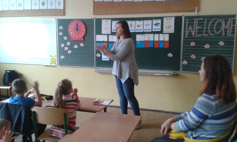 Nauczyciel bawi się z dziećmi