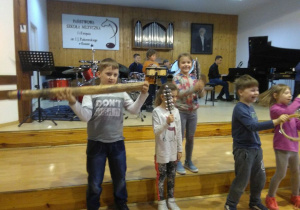 Dzieci grają na różnych instrumentach