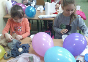 Dziewczynki konstruują jajkodroma
