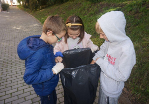 Uczniowie zbierają śmieci