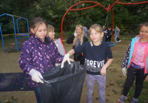 Uczniowie zbierają śmieci
