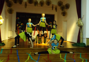 Dziewczynki tworzą piramidę w tańcu