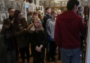 uczniowie ogladają eksponaty w muzeum