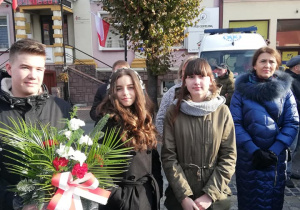 Delegacja uczniów z kwiatami