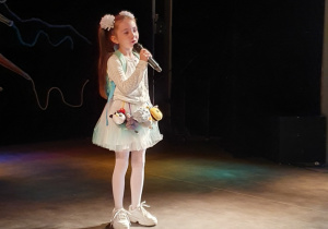 Dziewczynka na scenie
