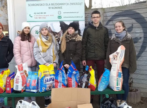 Uczniowie w schronisku dla zwierząt. Uczniowie w schronisku dla zwierząt.