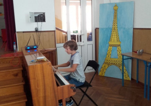 Filip gra na pianinie