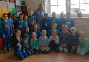 Uczniowie klasy 1 ubrani na niebiesko w Dniu Praw Dziecka