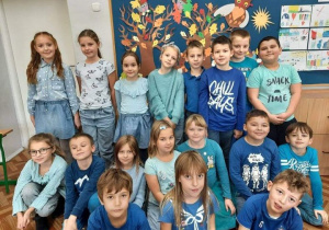 Uczniowie klasy 2 ubrani na niebiesko w Dniu Praw Dziecka
