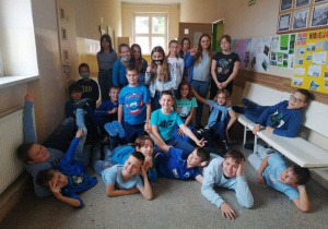Uczniowie klasy 4 ubrani na niebiesko w Dniu Praw Dziecka
