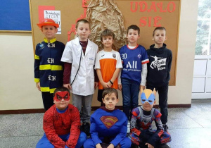 Uczniowie przebrania za superbohaterów