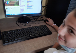 Dziewczyna przed komputerem