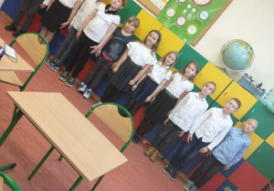 Uczniowie w klasie śpiewają hymn
