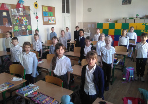 Uczniowie w klasie śpiewają hymn