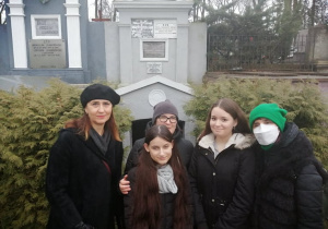 Nauczyciele i uczennice przy grobie Zofii Urbanowskiej