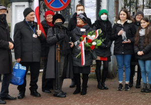 Uczennice przed pomnikiem Z. Urbanowskiej