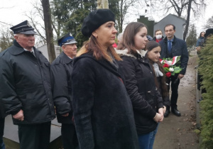 Uczennice przed pomnikiem Z. Urbanowskiej