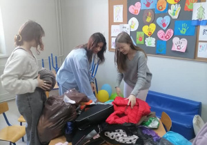 Uczennice pakują ubrania