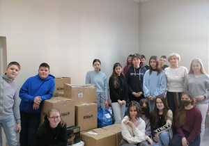 Uczniowie przekazują dary dla Ukrainy