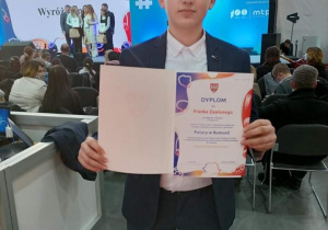 Chłopiec trzyma dyplom za konkurs