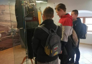 Uczniowie zwiedzają muzeum