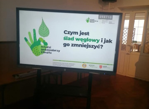 Ekran, na którym wyświetla się prezentacja