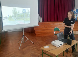 Uczniowie siedzą w sali i słuchają wykładu