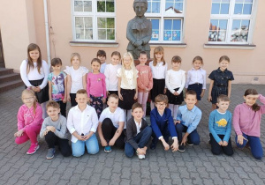 Grupa uczniów pod pomnikiem Zofii Urbanowskiej