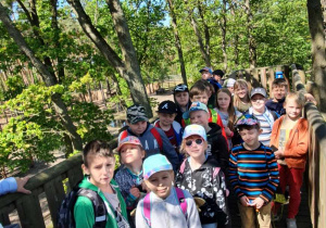 Uczniowie na wycieczce w lesie