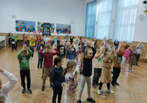 Dzieci tańczą rytmicznie do muzyki.