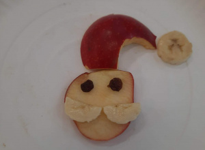 Mikołaj zrobiony z owoców.