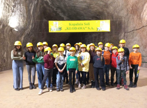 Grupa uczniów w kaskach w kopalni soli.
