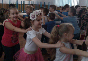 Dziewczynki lubia tańczyć