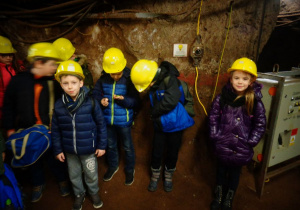 Uczniowie pilnie czekają na zwiedzanie kopalni.