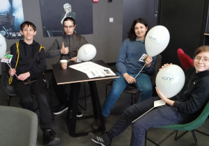 Uczniowie z balonami