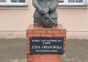 Popiersie Zofii Urbanowskiej z kwiatami i ze zniczem.