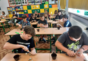 Dzieci badają skamieliny