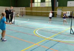 Dziewczynki grają w badmintona