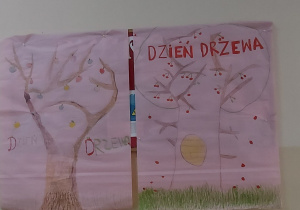 Gazetka z pracami uczniów o drzewach