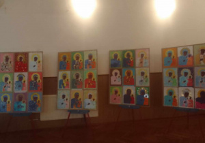 Obrany Matki Boskiej wykonane przez uczniów.