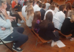 Uczniowie uczestniczą w lekcji otwartej religii na auli.
