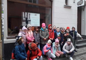 Uczniowie stoją przed muzeum