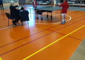 Uczniowie grają w tenisa stołowego