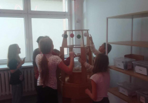 Dzieci bawią się i eksperymentują w Centrum Nauki SOWA