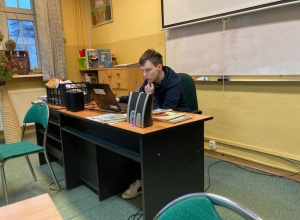Uczeń siedzi przy komputerze