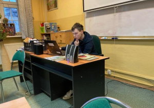 uczeń siedzi przy komputerze