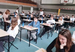 Uczniowie siedzą na konkursie