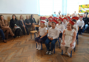 uczniowie klas pierwszych na ślubowaniu