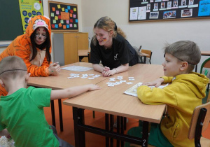 Czworo uczniów pracuje przy stoliku