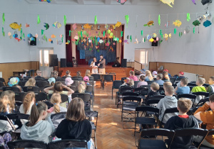 Aula wraz z publicznością i jury.